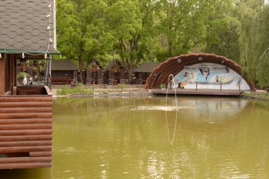 Göletin üzerine park et. 