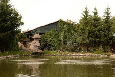 Göletin üzerine park et. 