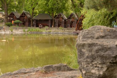 Göletin üzerine park et. 