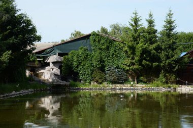 Göletin üzerine park et. 