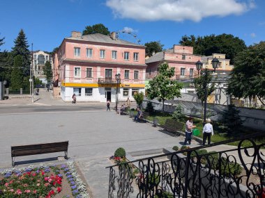 Eski kasabanın küçük bir caddesi. Eski şehrin tarihi kısmı. Eski kasabanın tarihi merkezi. Eski, yerleşim yeri, köy evi. Eski kasabanın kenar mahalleleri.