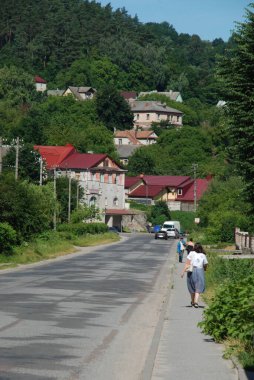 Eski kasabanın küçük bir caddesi. Eski şehrin tarihi kısmı. Eski kasabanın tarihi merkezi. Eski, yerleşim yeri, köy evi. Eski kasabanın kenar mahalleleri.