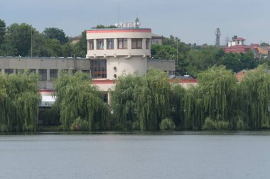 Gölün kıyısındaki şehir