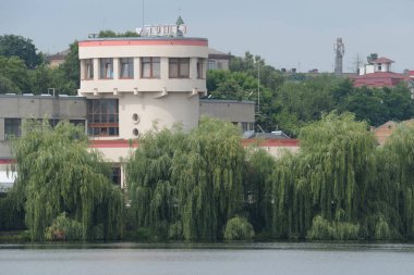 Gölün kıyısındaki şehir