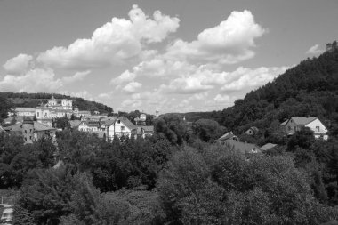 Eski kasabanın tarihi kısmı. Ukrayna köyünde ahşap bir ev. Ormanın kıyısındaki köy. Eski harap ev