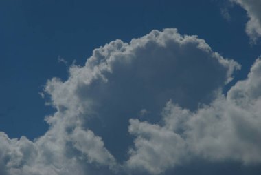  Mavi gökyüzünde beyaz bulut