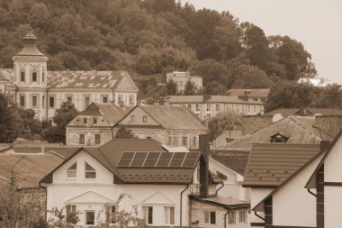 Eski kasabanın tarihi kısmı. Ukrayna köyünde ahşap bir ev. Ormanın kıyısındaki köy. Eski harap ev