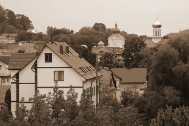 Eski kasabanın tarihi kısmı. Ukrayna köyünde ahşap bir ev. Ormanın kıyısındaki köy. Eski harap ev