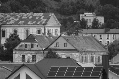 Eski kasabanın tarihi kısmı. Ukrayna köyünde ahşap bir ev. Ormanın kıyısındaki köy. Eski harap ev