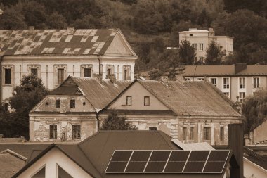 Eski kasabanın tarihi kısmı. Ukrayna köyünde ahşap bir ev. Ormanın kıyısındaki köy. Eski harap ev