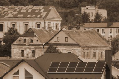 Eski kasabanın tarihi kısmı. Ukrayna köyünde ahşap bir ev. Ormanın kıyısındaki köy. Eski harap ev