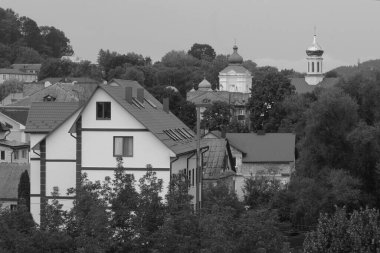 Eski kasabanın tarihi kısmı. Ukrayna köyünde ahşap bir ev. Ormanın kıyısındaki köy. Eski harap ev
