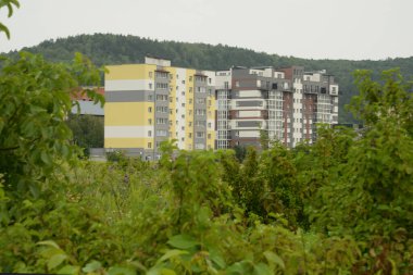 Eski şehrin kenar mahalleleri. Pencereden şehre olan manzara.