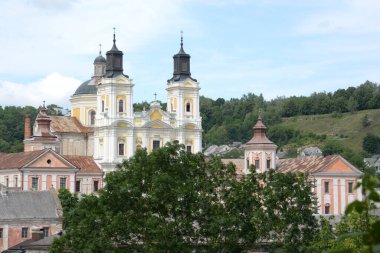 Eski kasabanın tarihi kısmı. Ukrayna köyünde ahşap bir ev. Ormanın kıyısındaki köy. Eski harap ev