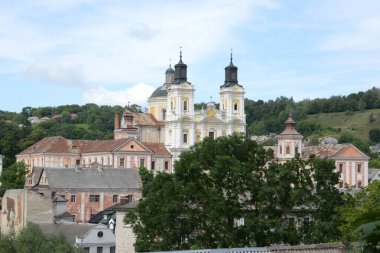 Eski kasabanın tarihi kısmı. Ukrayna köyünde ahşap bir ev. Ormanın kıyısındaki köy. Eski harap ev