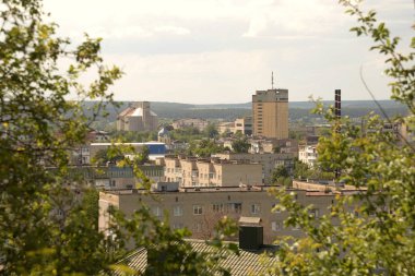 Eski şehrin kenar mahalleleri. Pencereden şehre olan manzara.