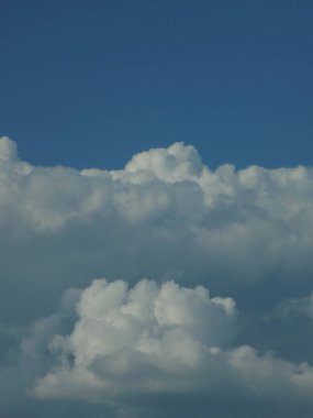 Mavi gökyüzünde beyaz bulut            