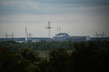 Eski şehrin kenar mahalleleri. Pencereden şehre olan manzara.