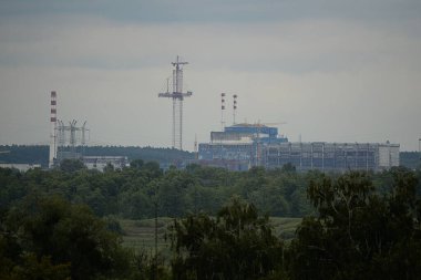 Eski şehrin kenar mahalleleri. Pencereden şehre olan manzara.