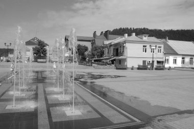 Eski kasabanın küçük bir caddesi. Eski şehrin tarihi kısmı. Eski kasabanın tarihi merkezi. Eski, yerleşim yeri, köy evi. Eski kasabanın kenar mahalleleri.