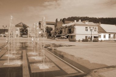 Eski kasabanın küçük bir caddesi. Eski şehrin tarihi kısmı. Eski kasabanın tarihi merkezi. Eski, yerleşim yeri, köy evi. Eski kasabanın kenar mahalleleri.