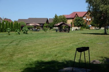 Ukrayna köyündeki ahşap ev. Ormanın kıyısındaki köy. 