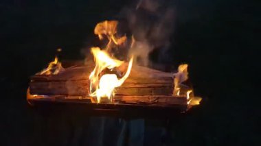 Ateş, ısı ve ışık, alev ve duman eşliğinde hızla yanar..