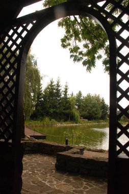 Göletin üzerine park et.  