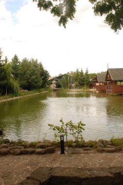 Göletin üzerine park et.  