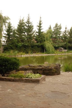 Göletin üzerine park et.  