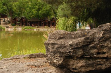 Göletin üzerine park et.  