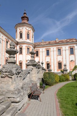 Eski Collegium Yezuyitskoho 'nun kulesi ve inşaatı. Eski kasabanın tarihi kısmı. 
