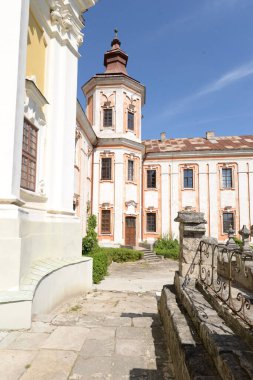 Eski Collegium Yezuyitskoho 'nun kulesi ve inşaatı. Eski kasabanın tarihi kısmı. 