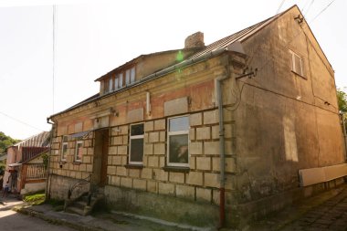 Eski kasabanın küçük bir caddesi. Eski şehrin tarihi kısmı. Eski kasabanın tarihi merkezi. Eski, yerleşim yeri, köy evi. Eski kasabanın kenar mahalleleri.