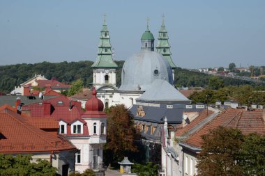 Eski kasabada Noel ağacı. Noel ağacı, eski kasaba.