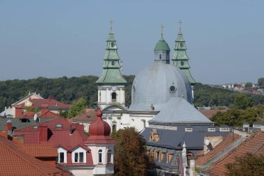 Eski kasabada Noel ağacı. Noel ağacı, eski kasaba.