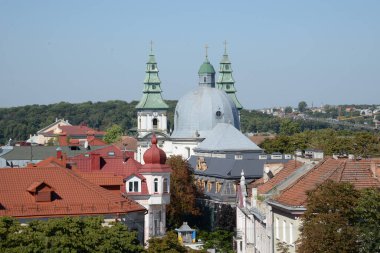 Eski kasabada Noel ağacı. Noel ağacı, eski kasaba.