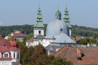 Eski kasabada Noel ağacı. Noel ağacı, eski kasaba.