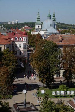 Eski kasabada Noel ağacı. Noel ağacı, eski kasaba.