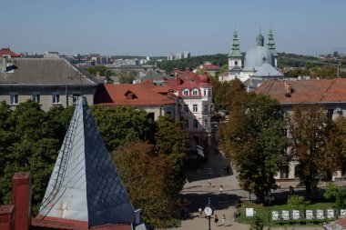 Eski kasabada Noel ağacı. Noel ağacı, eski kasaba.