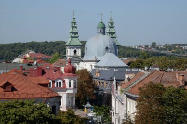 Eski kasabada Noel ağacı. Noel ağacı, eski kasaba.