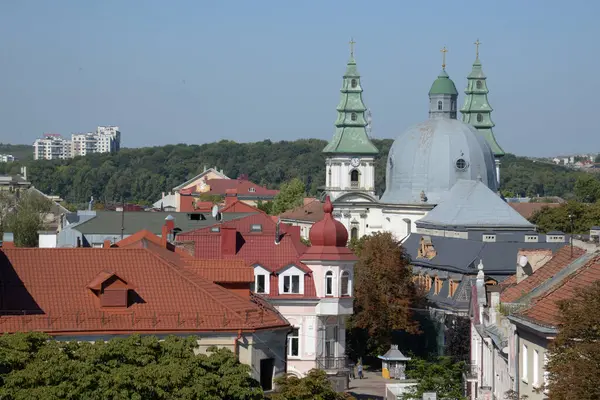 Eski kasabada Noel ağacı. Noel ağacı, eski kasaba.