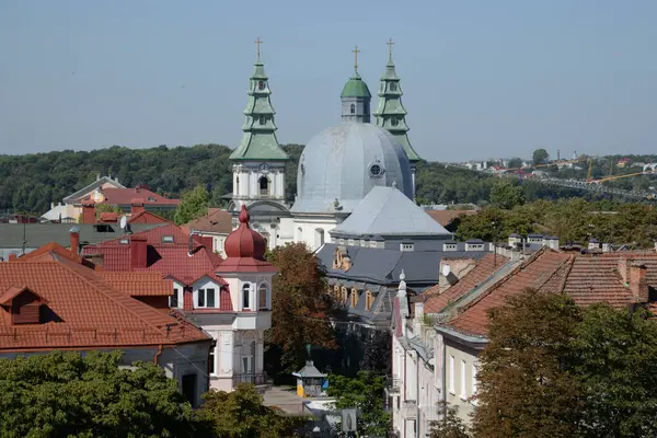 Eski kasabada Noel ağacı. Noel ağacı, eski kasaba.