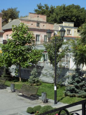 Eski kasabanın küçük bir caddesi. Eski şehrin tarihi kısmı. Eski kasabanın tarihi merkezi. Eski, yerleşim yeri, köy evi. Eski kasabanın kenar mahalleleri.         