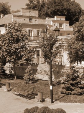 Eski kasabanın küçük bir caddesi. Eski şehrin tarihi kısmı. Eski kasabanın tarihi merkezi. Eski, yerleşim yeri, köy evi. Eski kasabanın kenar mahalleleri.         