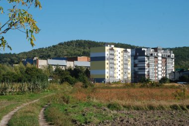 Taşra şehrinin kenar mahalleleri.