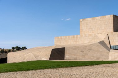 Avila, İspanya - 11 Eylül 2022: Avila Konferans ve Sergi Merkezi, Lienzo Norte. Patxi Mangado 'nun modern mimari binası