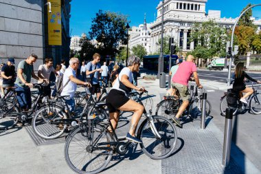 Madrid, İspanya - 17 Eylül 2022: Madrid 'de bisiklet süren bir grup