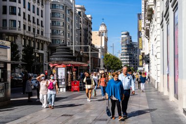 Madrid, İspanya - 17 Eylül 2022: Gran Via caddesinde yürüyen insanlar, şehrin merkezinde alışveriş yapmak için ünlü bir yer. Yoğun sokak sahnesi
