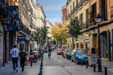 Madrid, İspanya - 17 Eylül 2022: Malasana 'nın popüler mahallesindeki işlek cadde. San Pablo Caddesi 'ndeki Corredera Baja. Büyüleyici mağazaları ve rahat barları var.